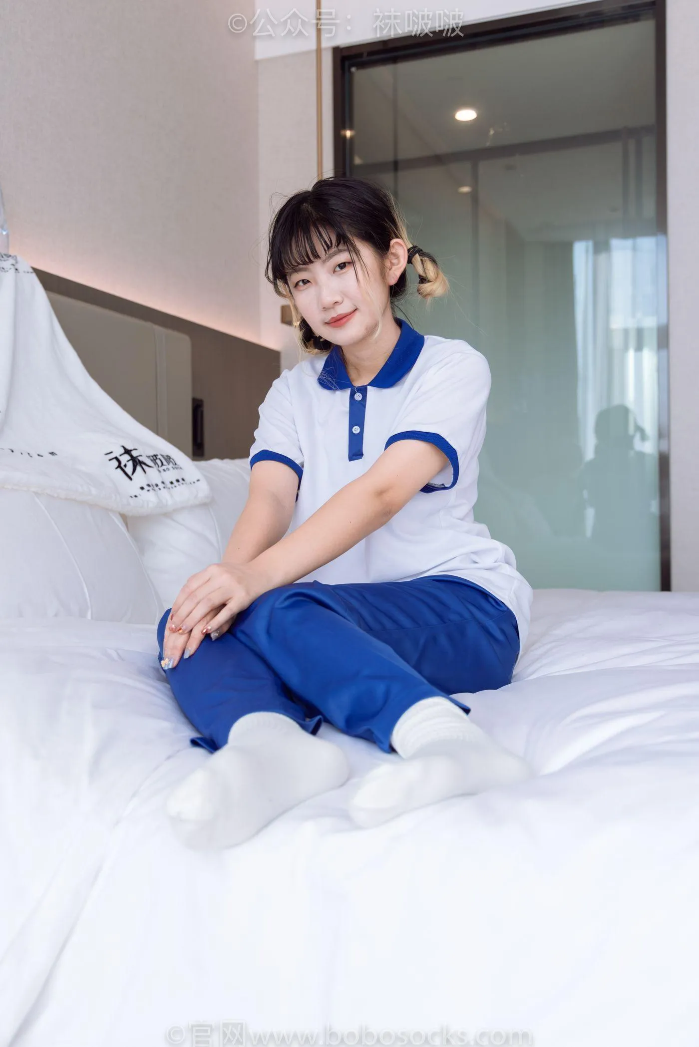 [BoBoSocks袜啵啵]NO.042 砂糖-校服、板鞋、白棉袜、油亮白丝 [139P]插图4